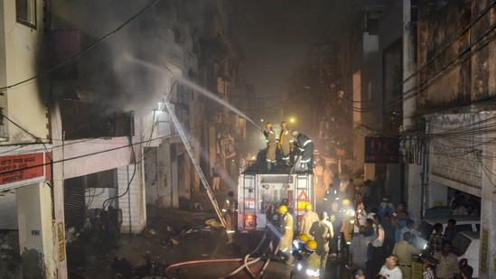 Massive fire breaks out in 5-storey high-rise building in Kanpur