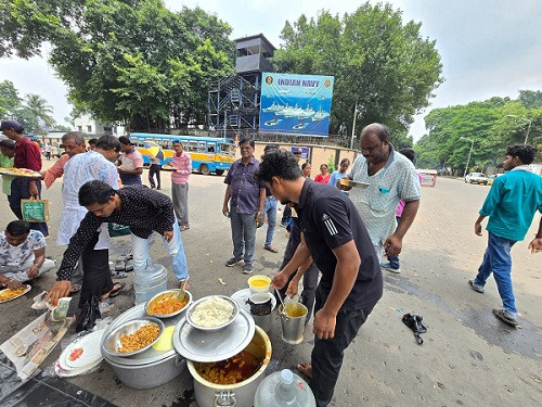 Trinamool activists and supporters in a picnic mood on Martyrs' Day