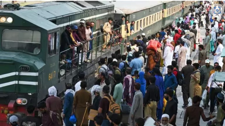 Islamabad Express derails near Lahore