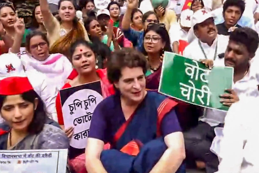 Priyanka Gandhi and other MPs protest on the streets of Delhi