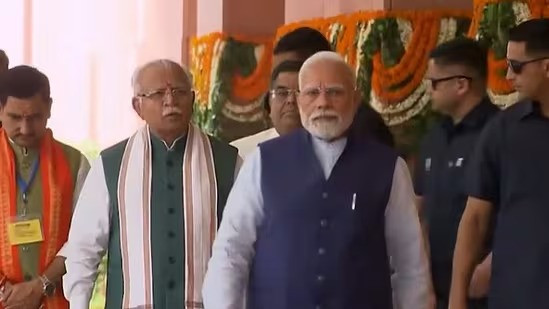 PM Modi and minister ML Khattar at the inauguration of Kartavya Bhawan