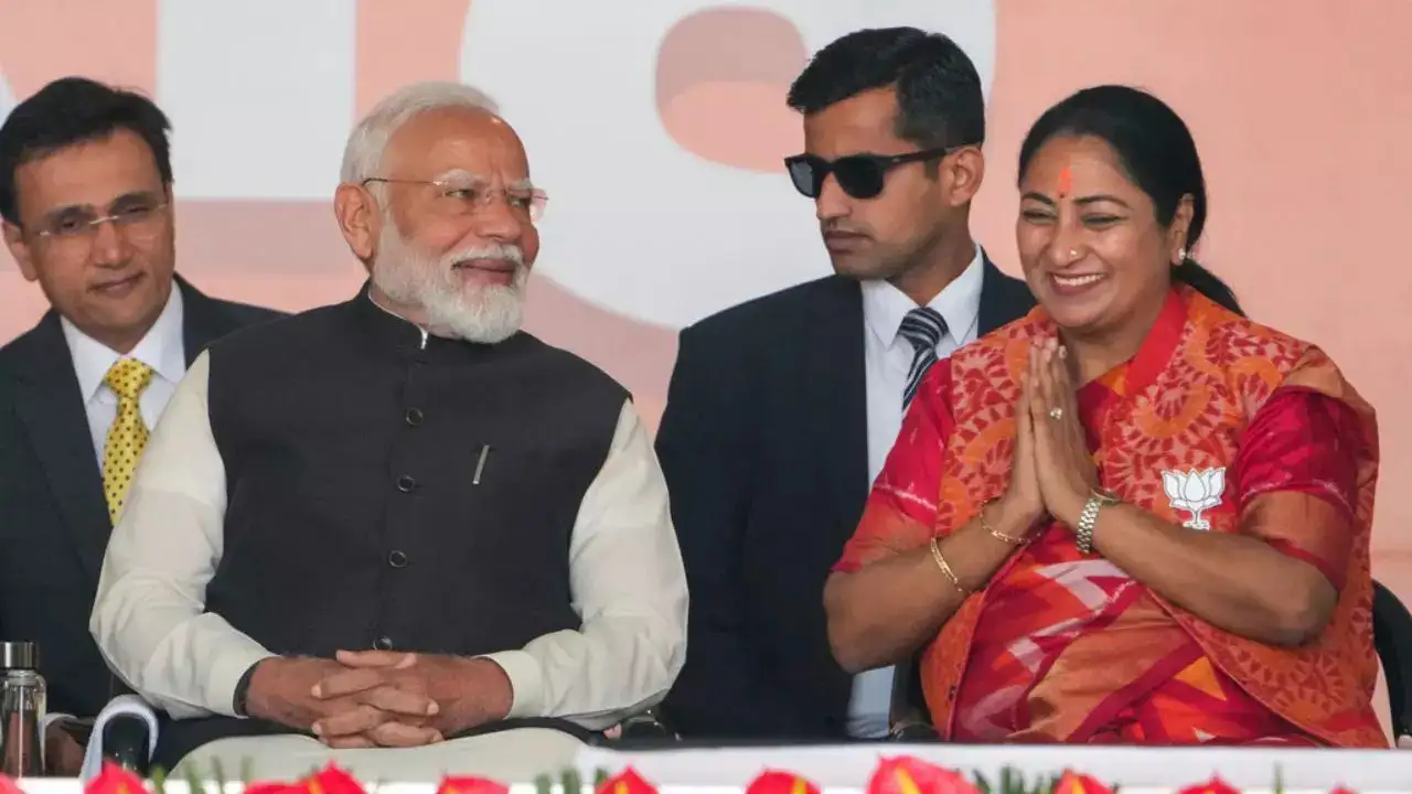 pm modis image to be placed at feet of durga idol says delhi cm