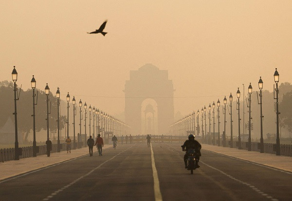 Heavy smog blankets Delhi