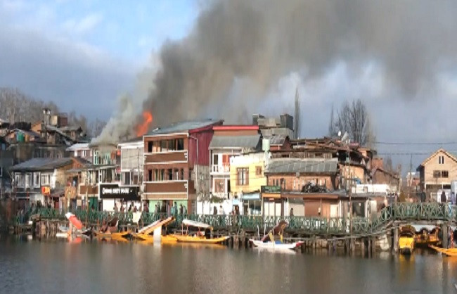 Massive fire breaks out at Srinagar guest house