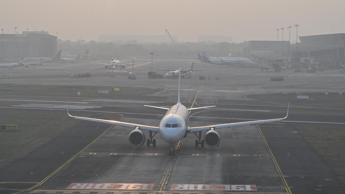 Dense fog blankets Delhi amid cold wave, flights delayed at IGI Airport
