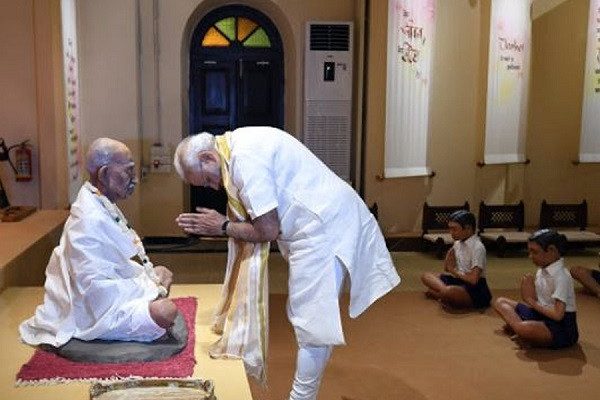 Modi pays homage to Mahatma Gandhi