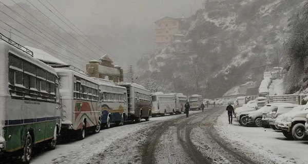 Snowfall started in Srinagar