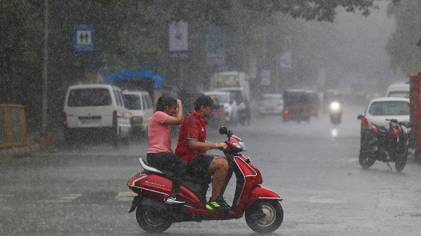 Delhi-NCR wakes up to sudden rain and thunderstorms
