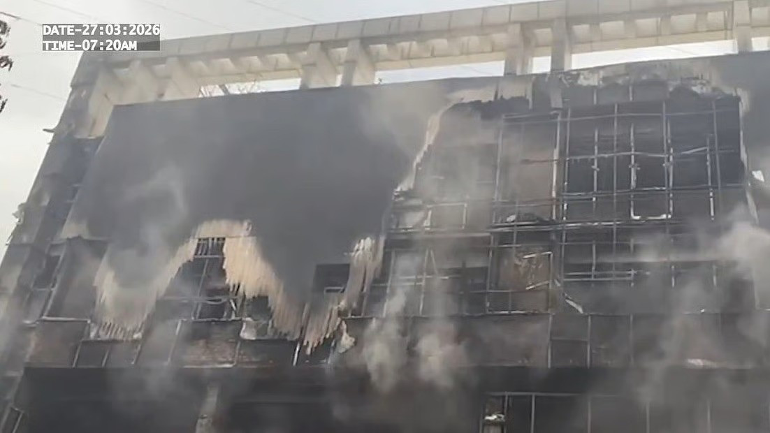 Major Fire Breaks Out At Vishal Mega Mart Near Sector 76 Metro