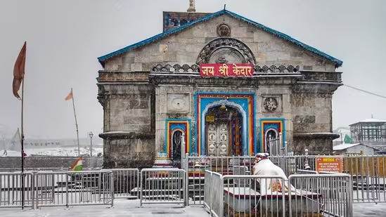 White blanket engulfs Badrinath Dham