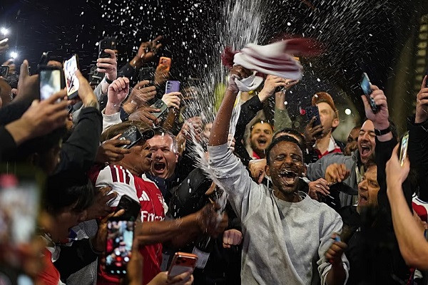 Arsenal win first Premier League title in 22 years