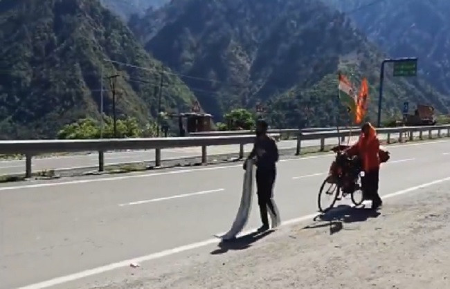 Devotees undertake 1700 km 'Dandavat Yatra' to Amarnath Cave
