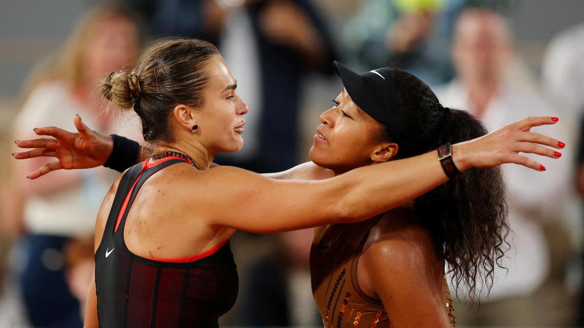 Aryna Sabalenka (left) was too strong for a battling Naomi Osaka