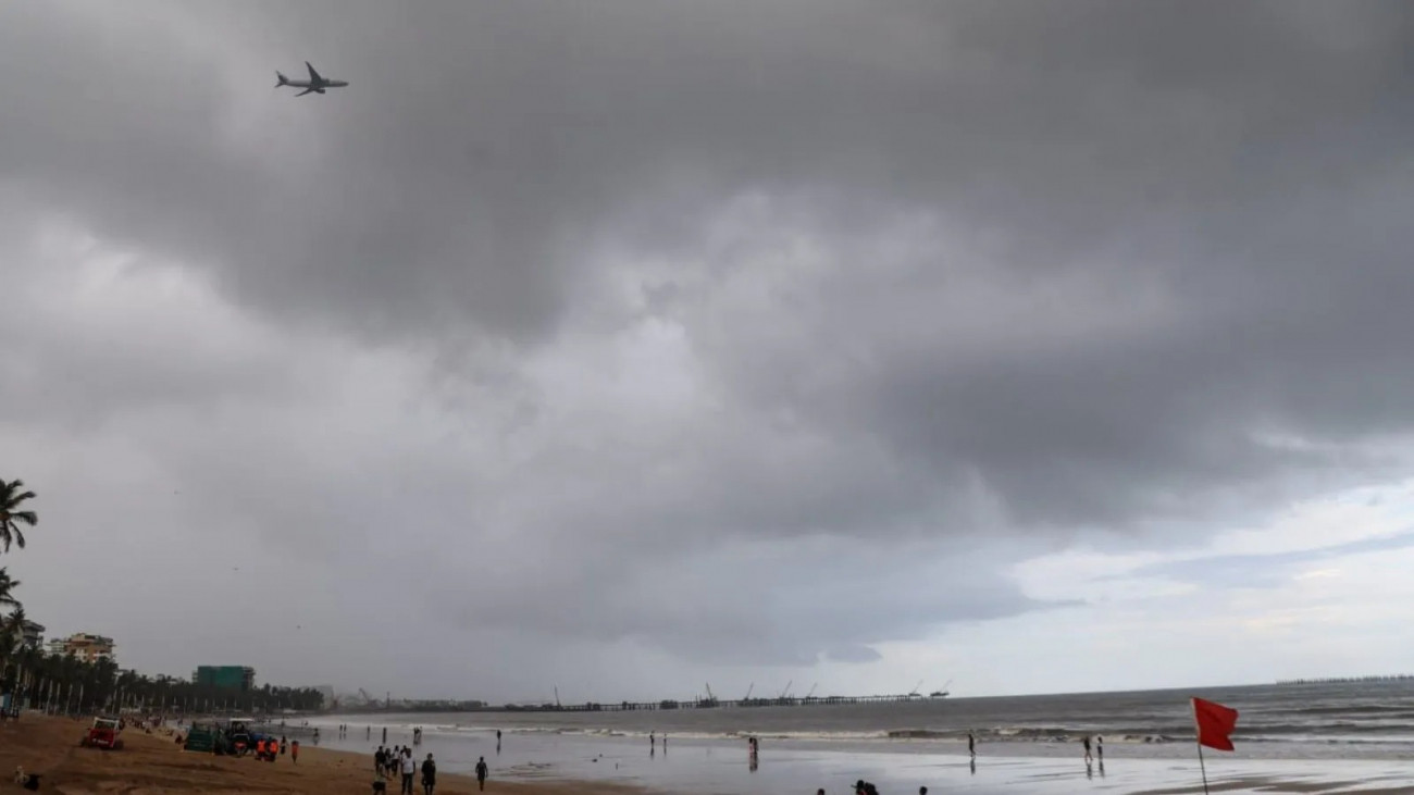 Light Rain Brings Relief In Mumbai