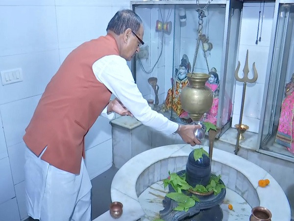 Shivraj Singh Chouhan offers prayers as PM Modi