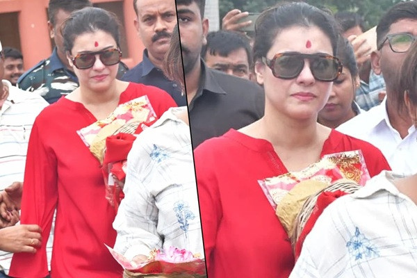 Kajol Visits Dakshineswar Kali Temple