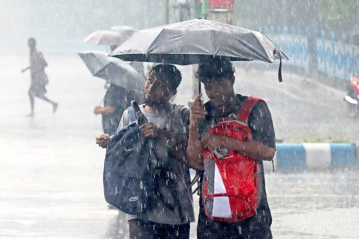 Rain begins in Kolkata under the influence of ‘Arnab’